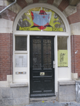 906679 Gezicht op de entree van het studentenhuis Oudegracht 345bis ('sinds 1902') te Utrecht.
